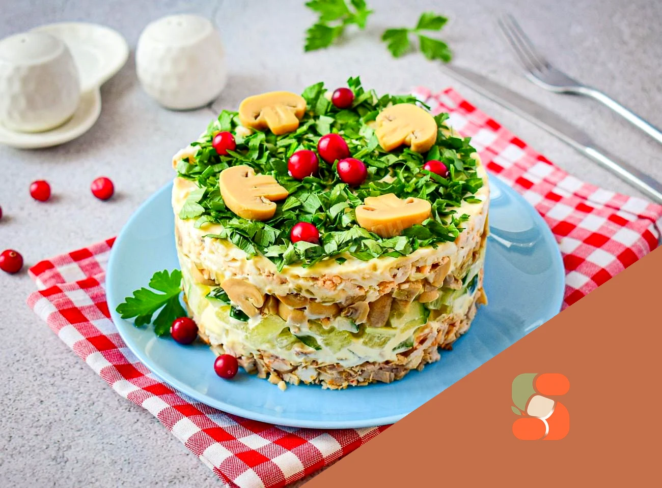 Салат Ирина с копчёной курицей и грибами