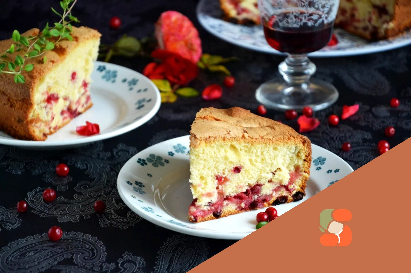 Шарлотка з брусницею