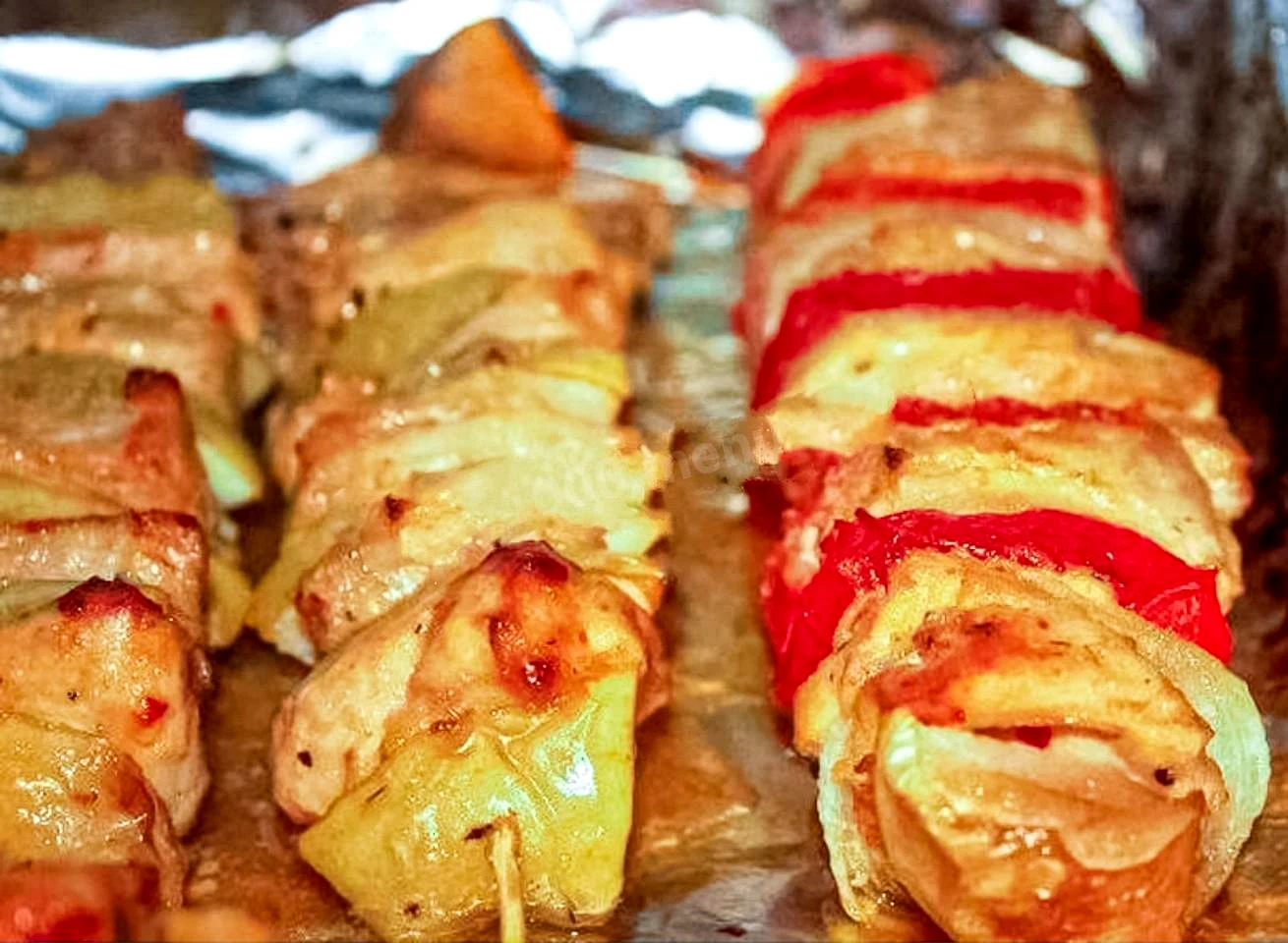 Шашлик з м'яса свинини на шпажках у духовці