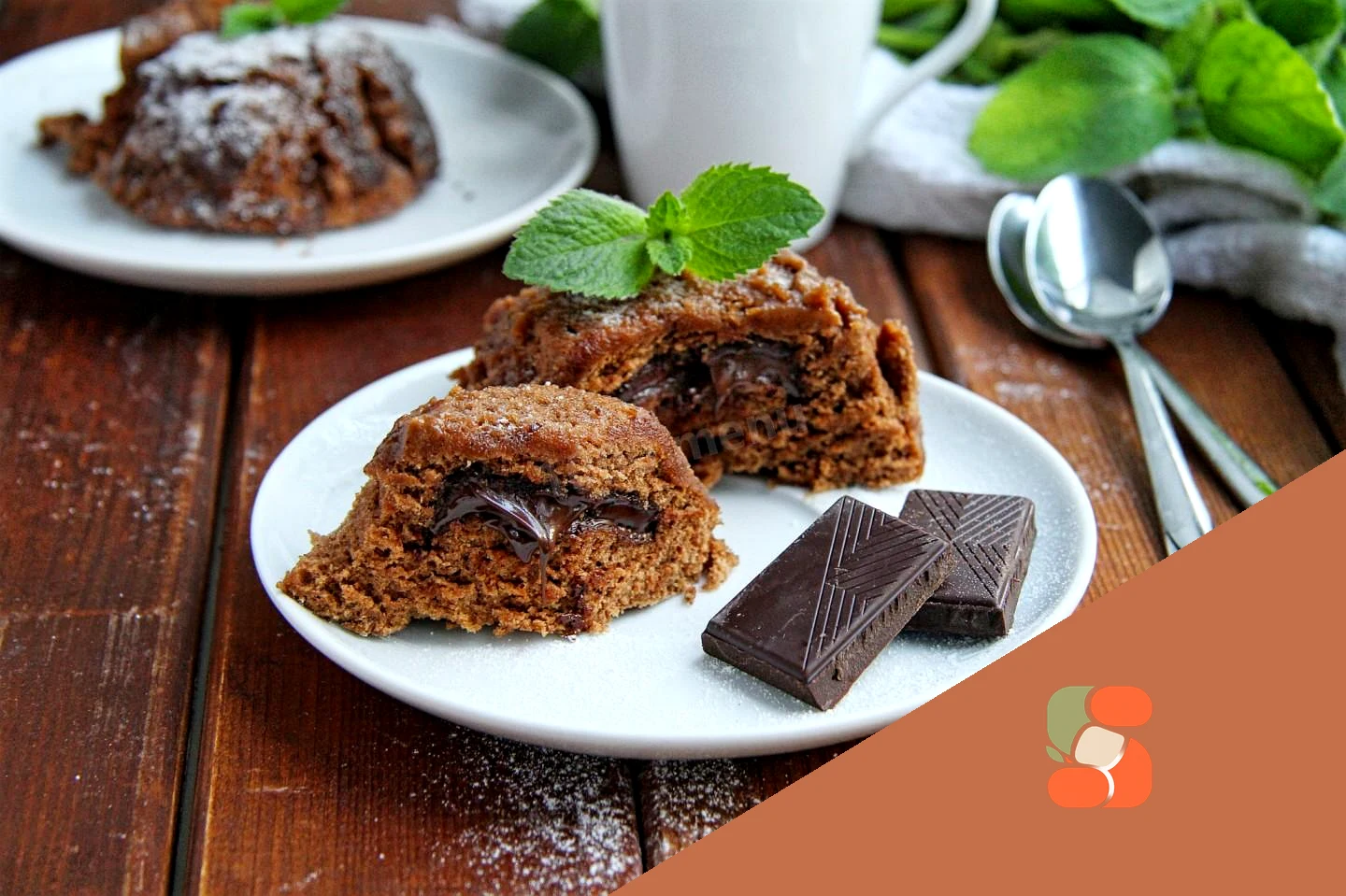 Шоколадний кекс у кухлі в мікрохвильовій печі