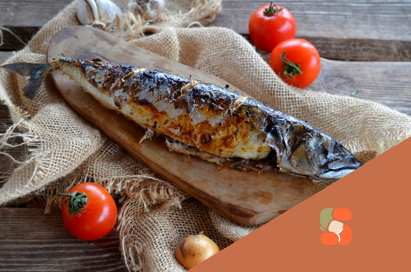 Скумбрія на мангалі на решітці на вугіллі запечена