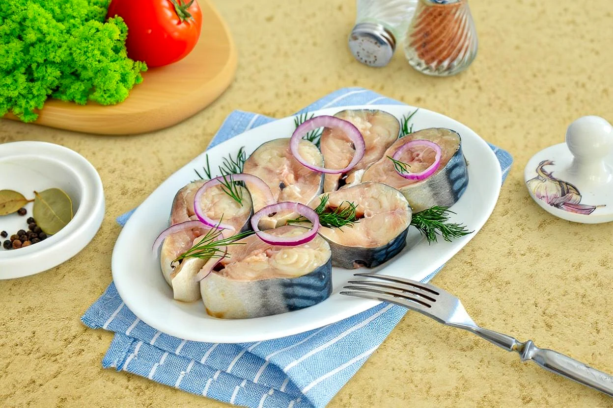 Скумбрія в розсолі шматочками