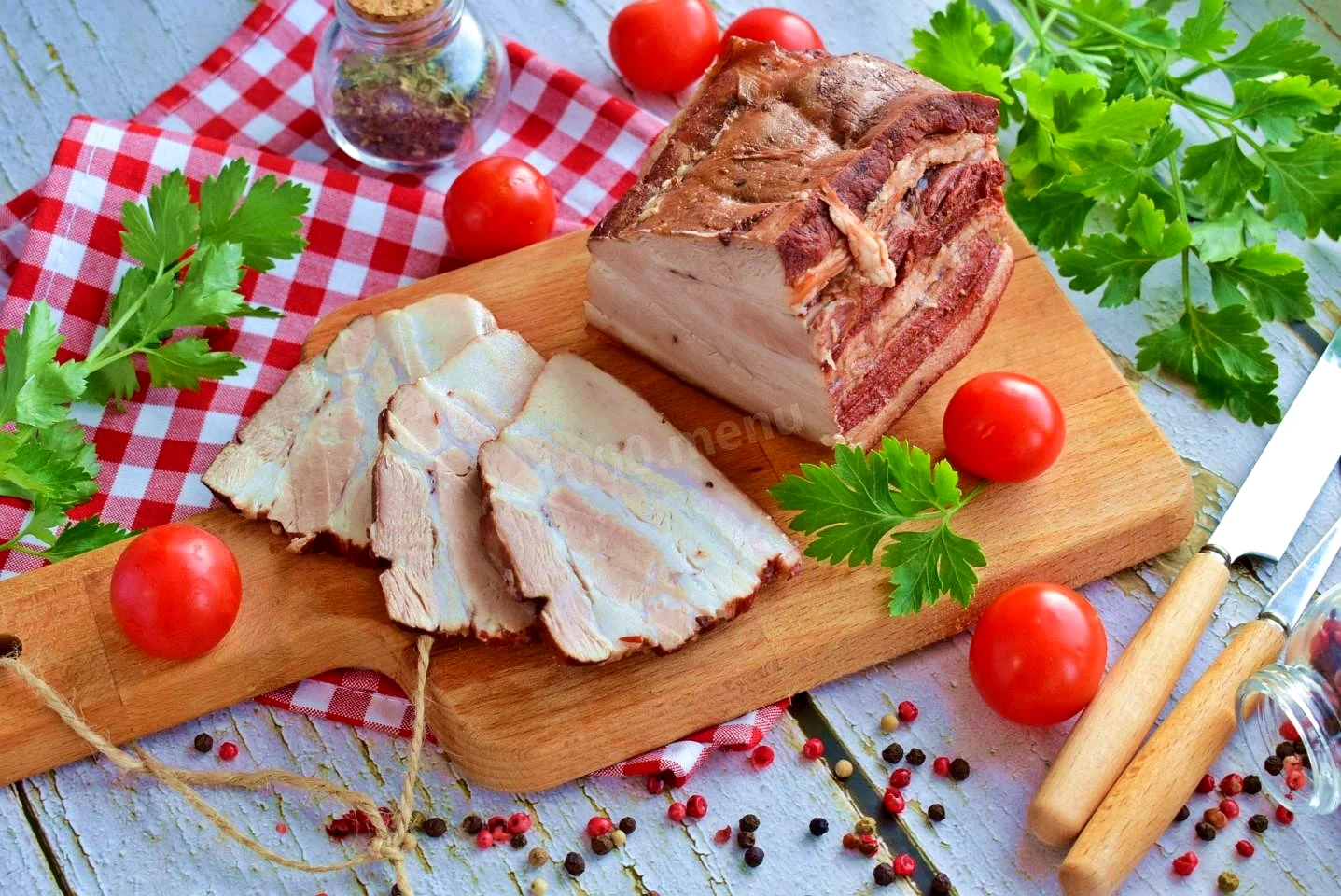 Свиняча грудинка в лушпинні цибулі варена в каструлі