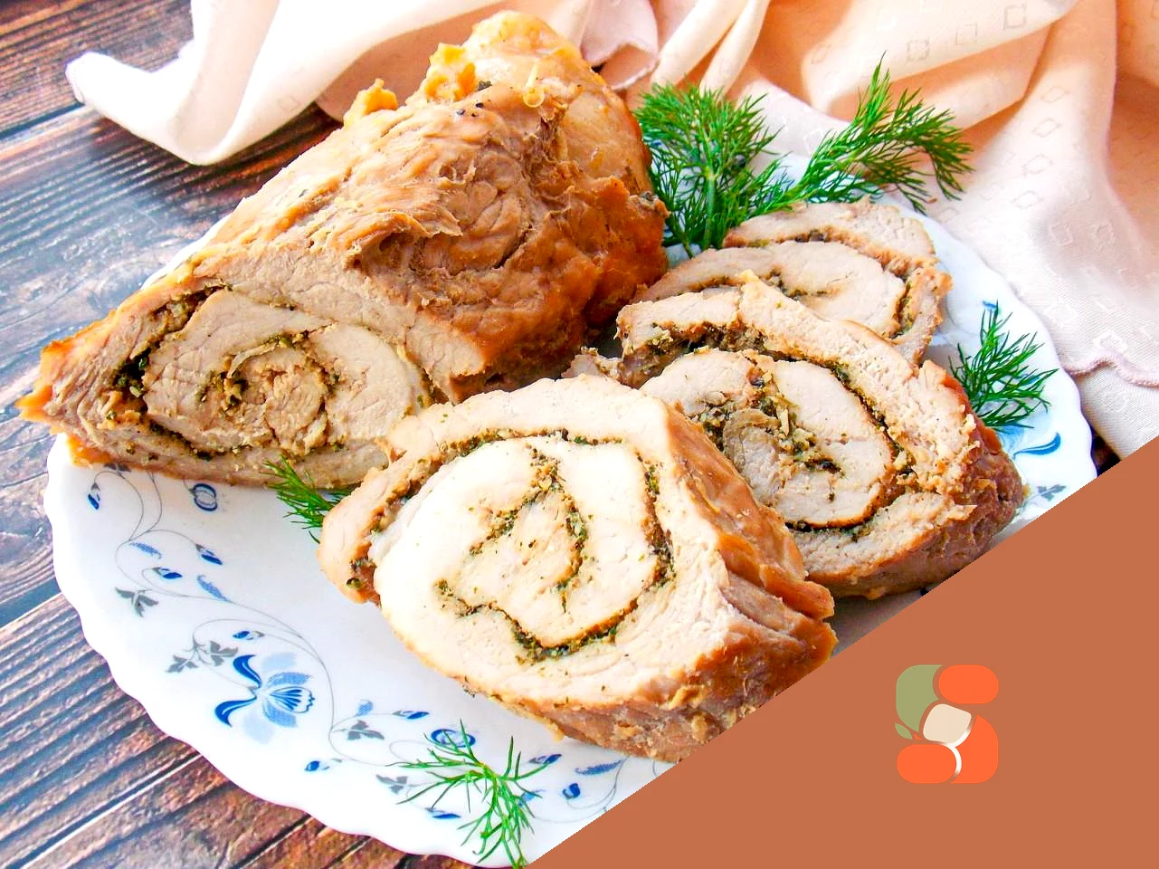 Свинячий рулет у фользі запечений у духовці