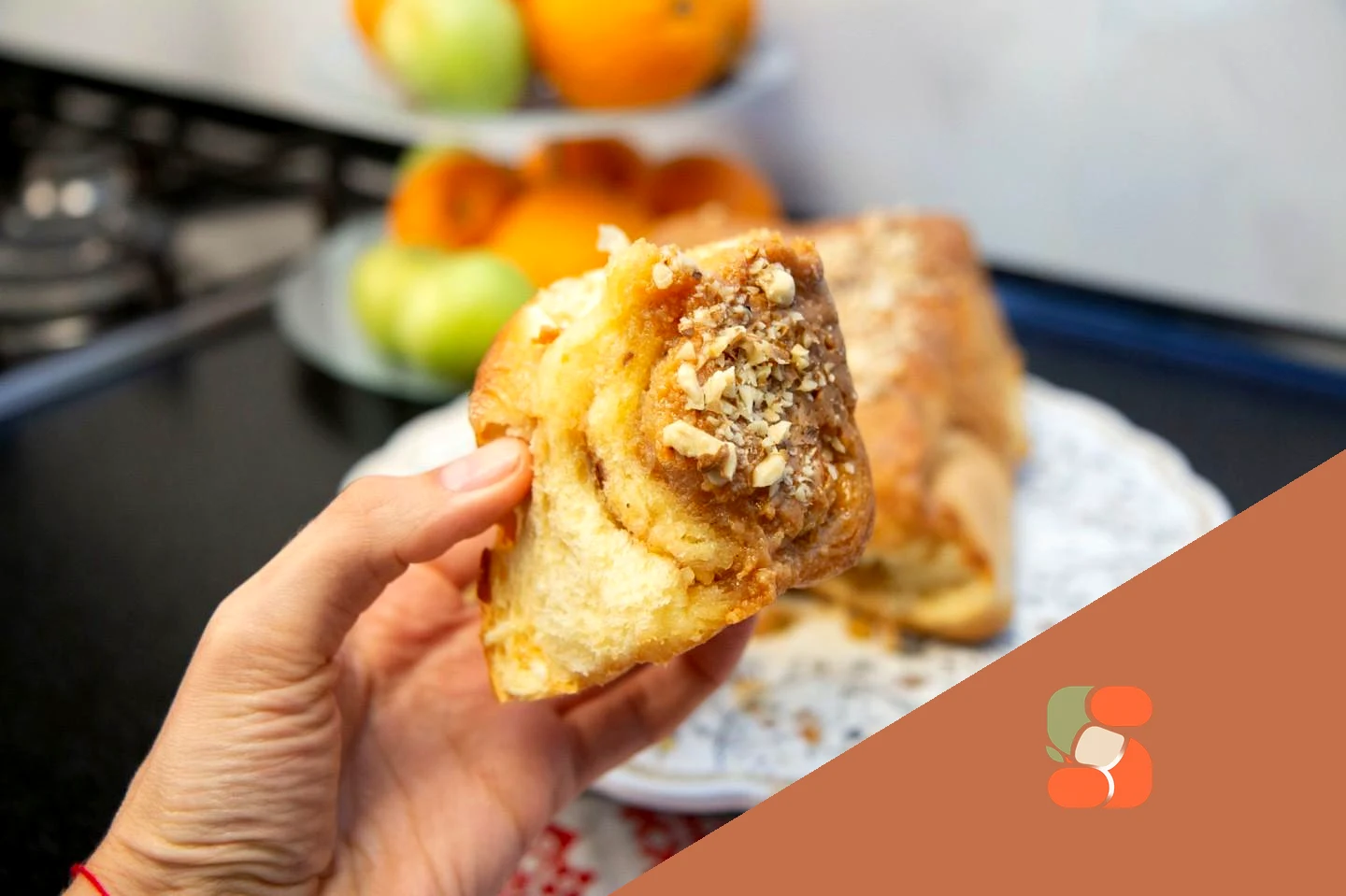 Синнабоны с орехами под сливочным соусом