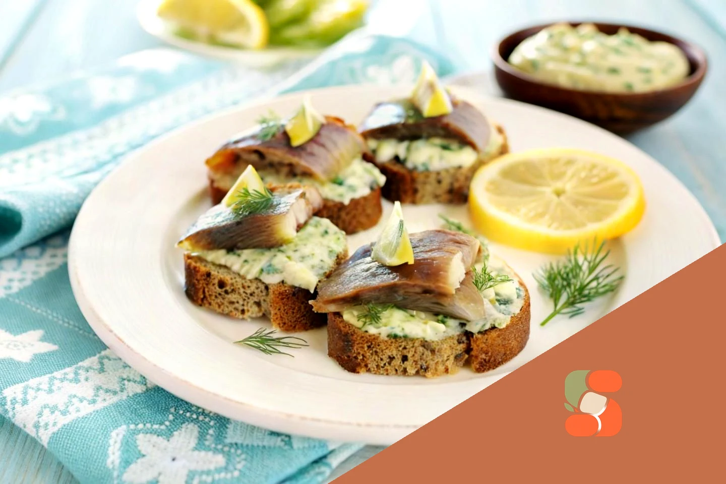 Тартинки канапе с селедкой и лимоном