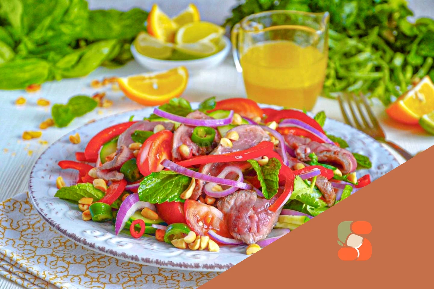 Теплий тайський салат з яловичиною та болгарським перцем