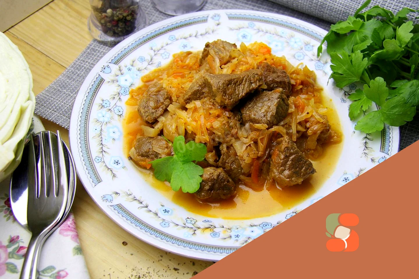 Тушкована капуста з м'ясом у каструлі