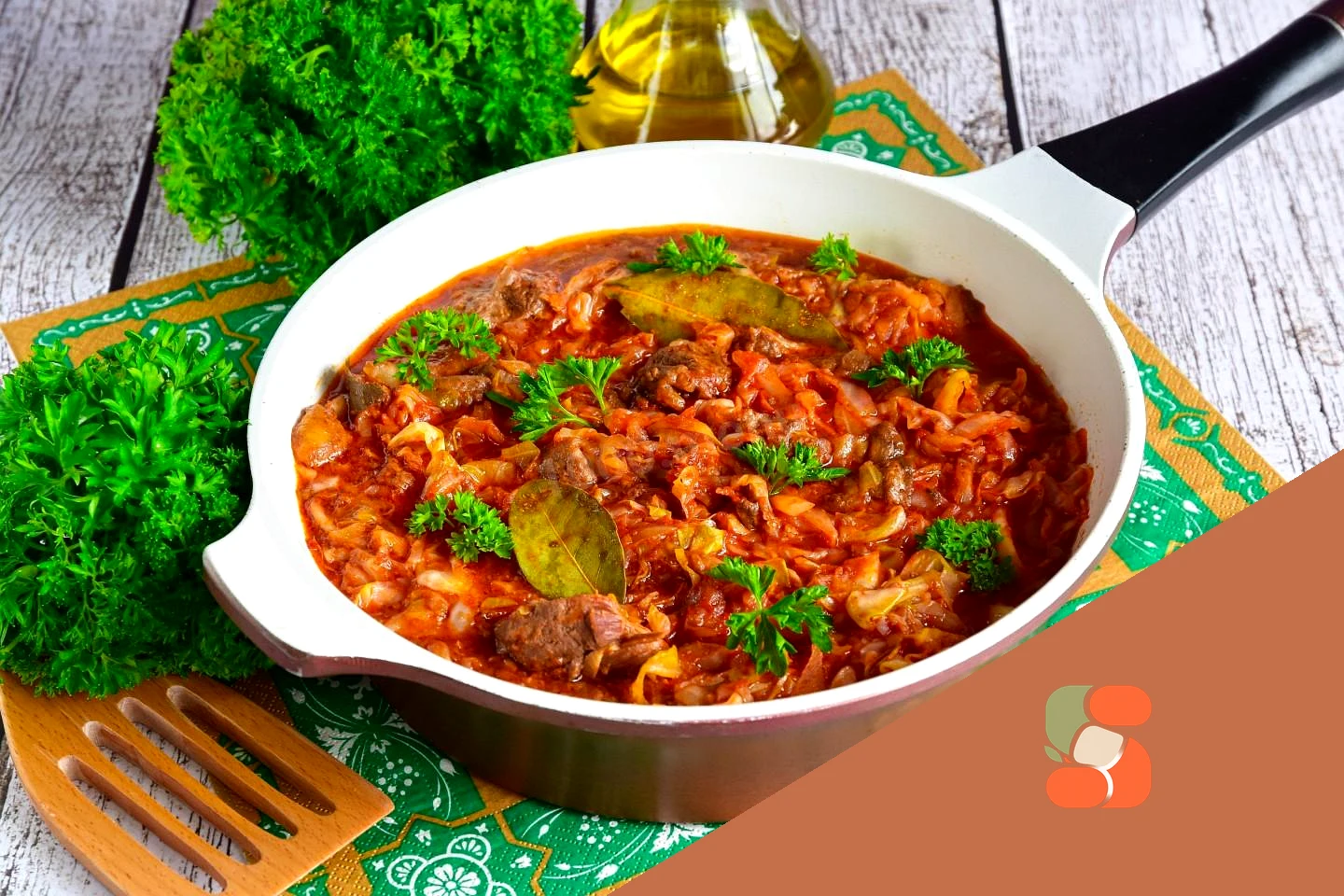 Тушкована капуста з тушонкою на сковороді