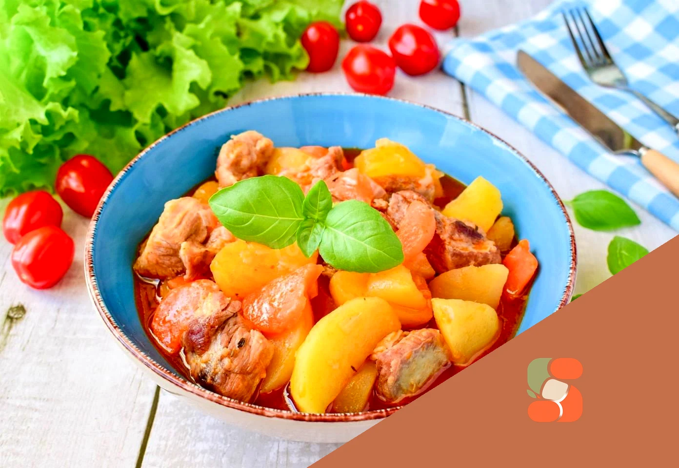 Тушкована картопля з м'ясом у казані