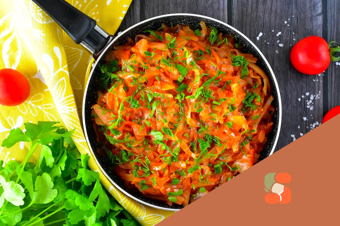 Тушкована квашена капуста на сковороді