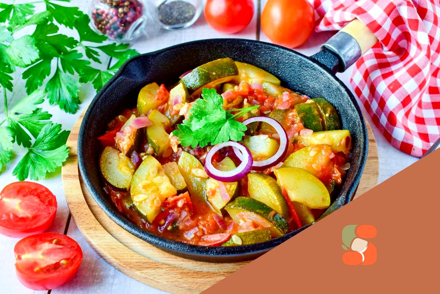 Тушковані кабачки з помідорами та часником на сковороді