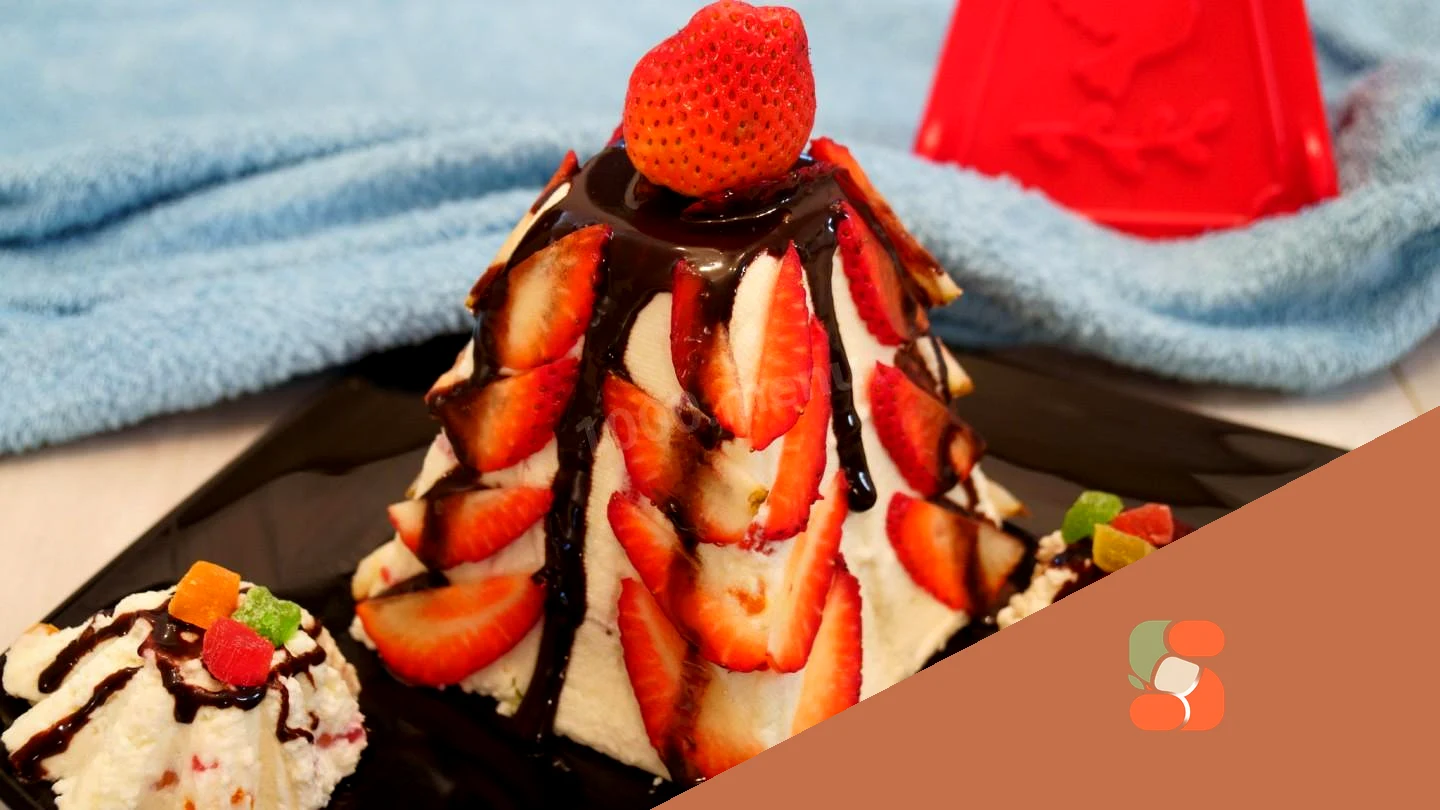 Сирна пасха з полуницею цукатами