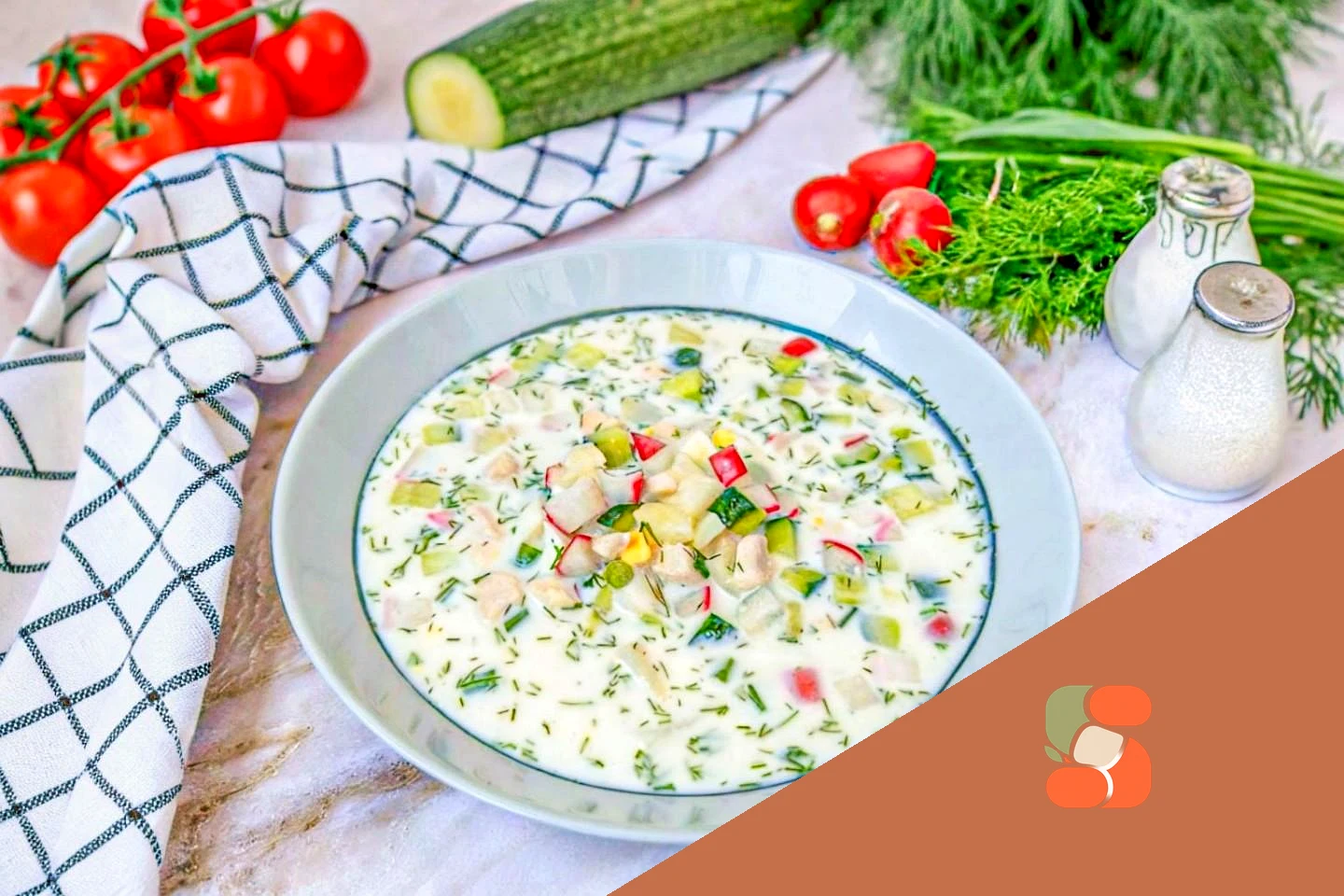 Смачна окрошка з куркою на кефірі