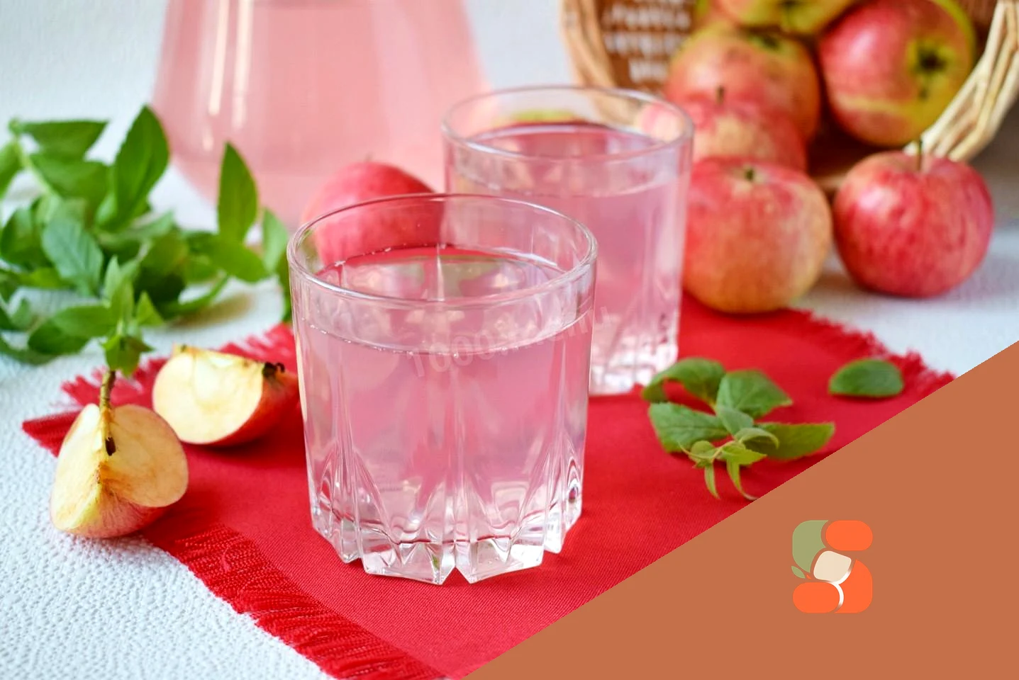 Яблочный компот из свежих яблок в кастрюле