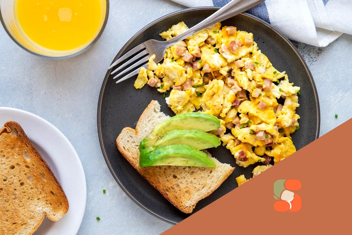 Яєчня базікання з шинкою та сиром