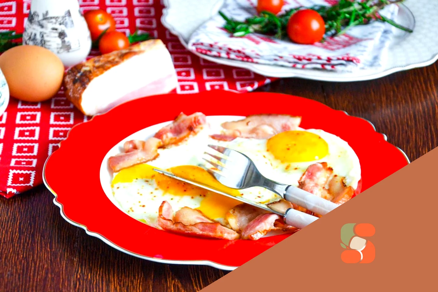 Яєчня з беконом на сковороді