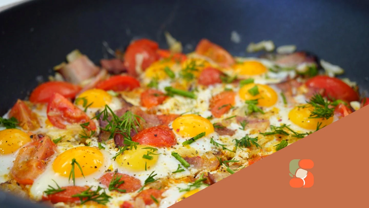 Яєчня з беконом та томатами черрі