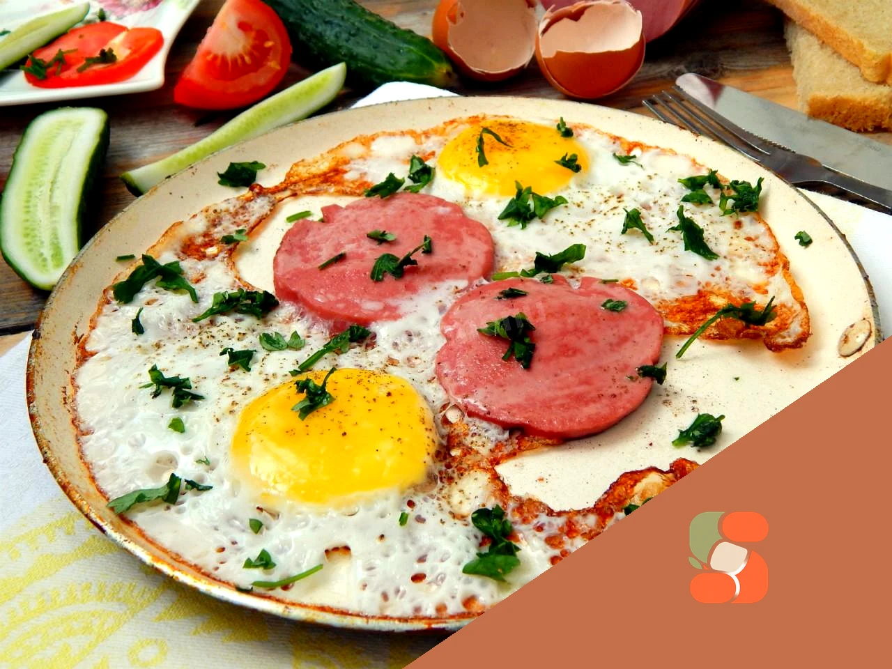 Яєчня з ковбасою на сковороді