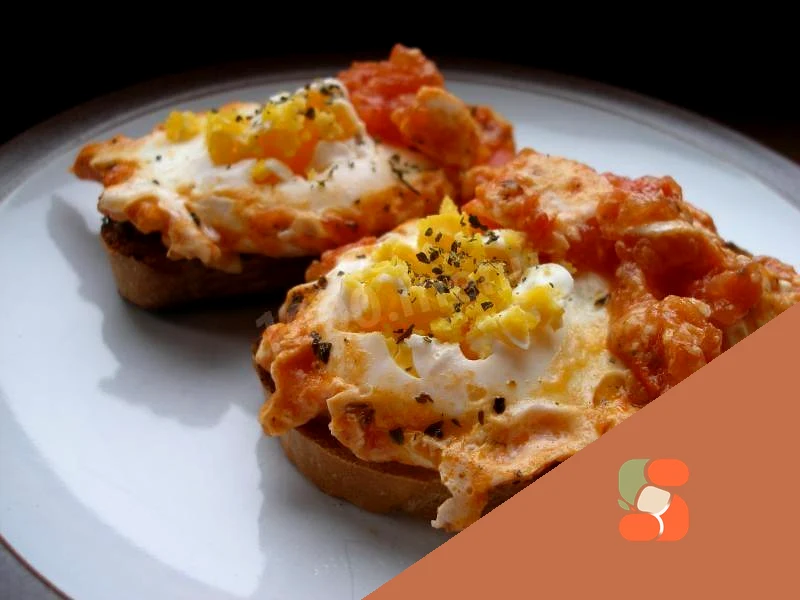 Яєчня з помідорами, часником та пармезаном