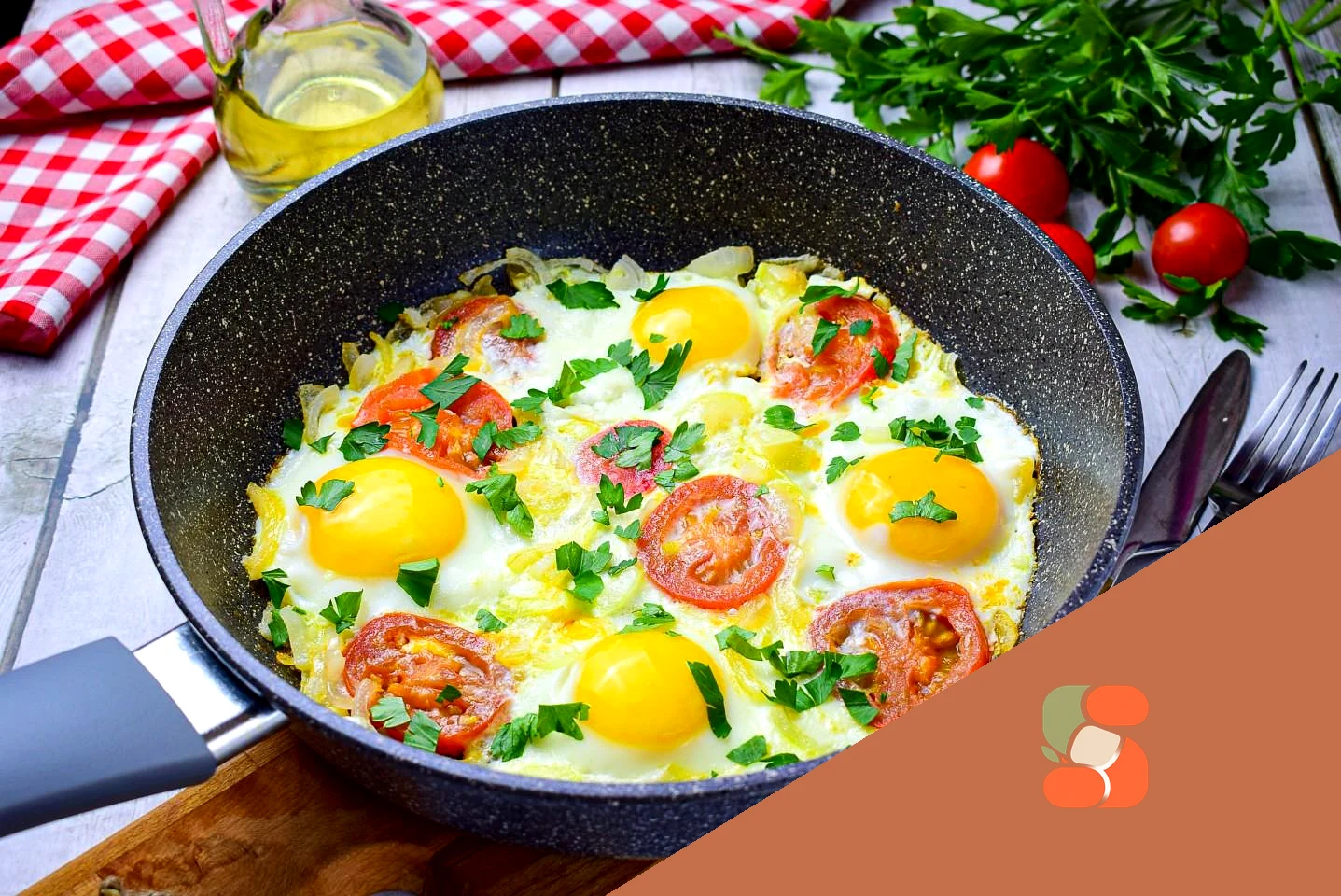 Яєчня з помідорами та цибулею Шакшука