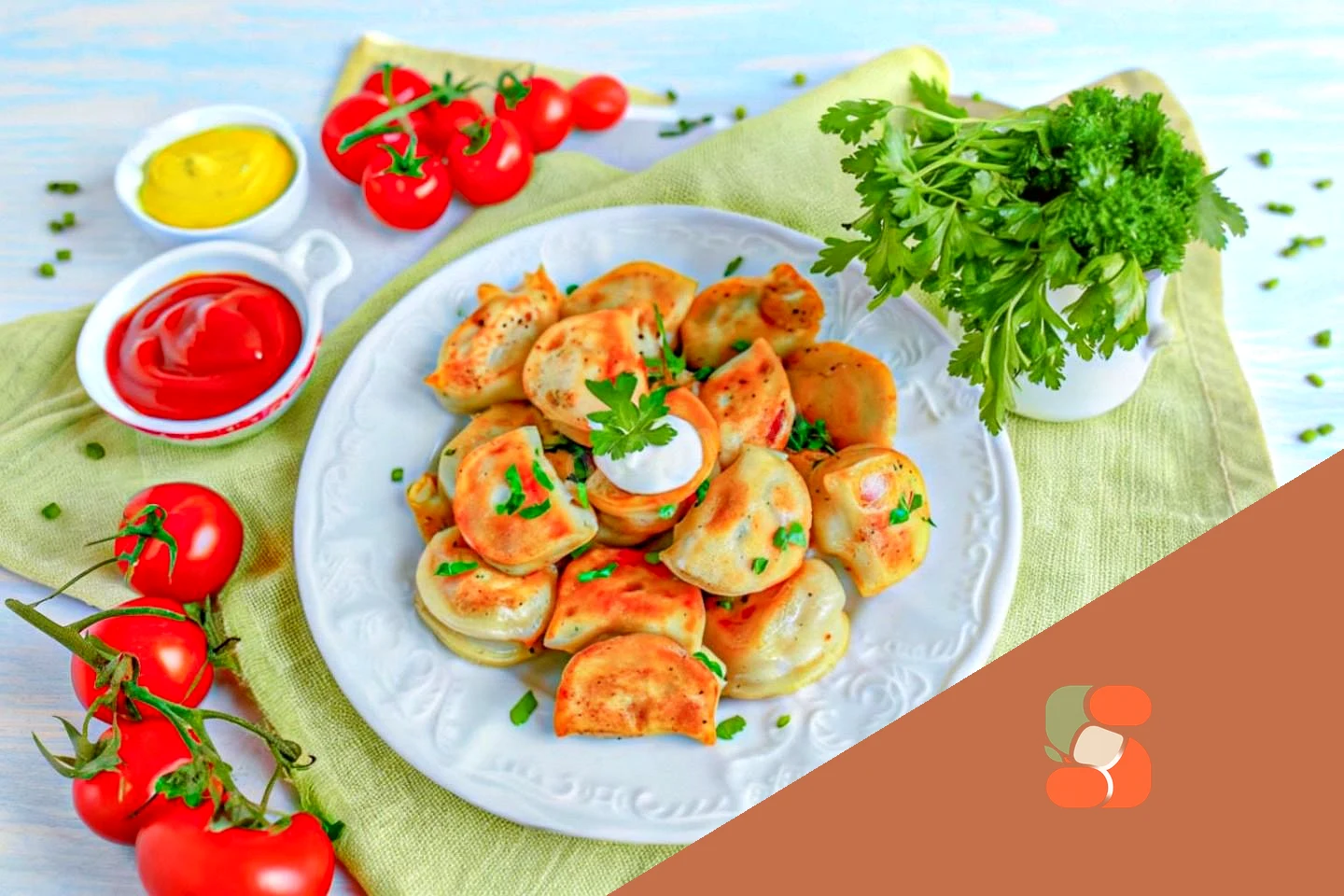 Заморожені пельмені на сковороді смажені