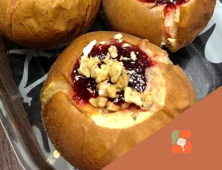 Запеченные яблоки с джемом и орехами