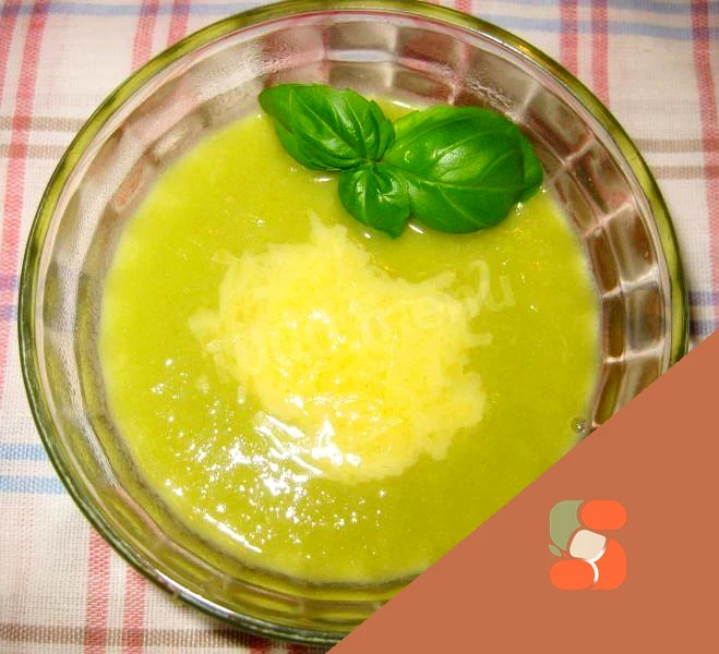 Зелений суп-пюре зі стручкової квасолі із сиром