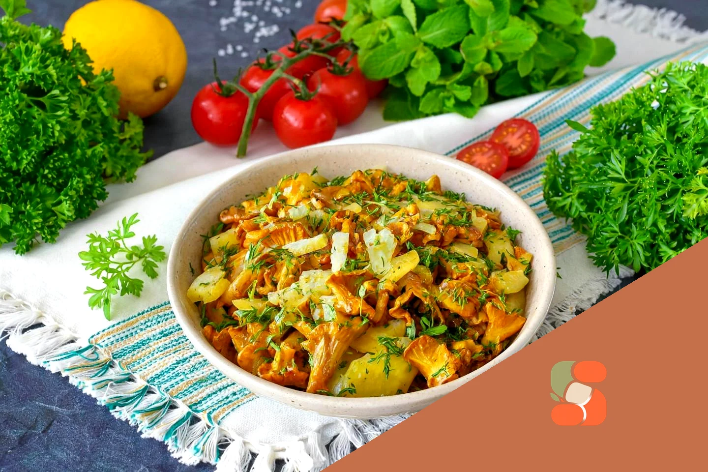 Жареная картошка с лисичками и луком на сковороде