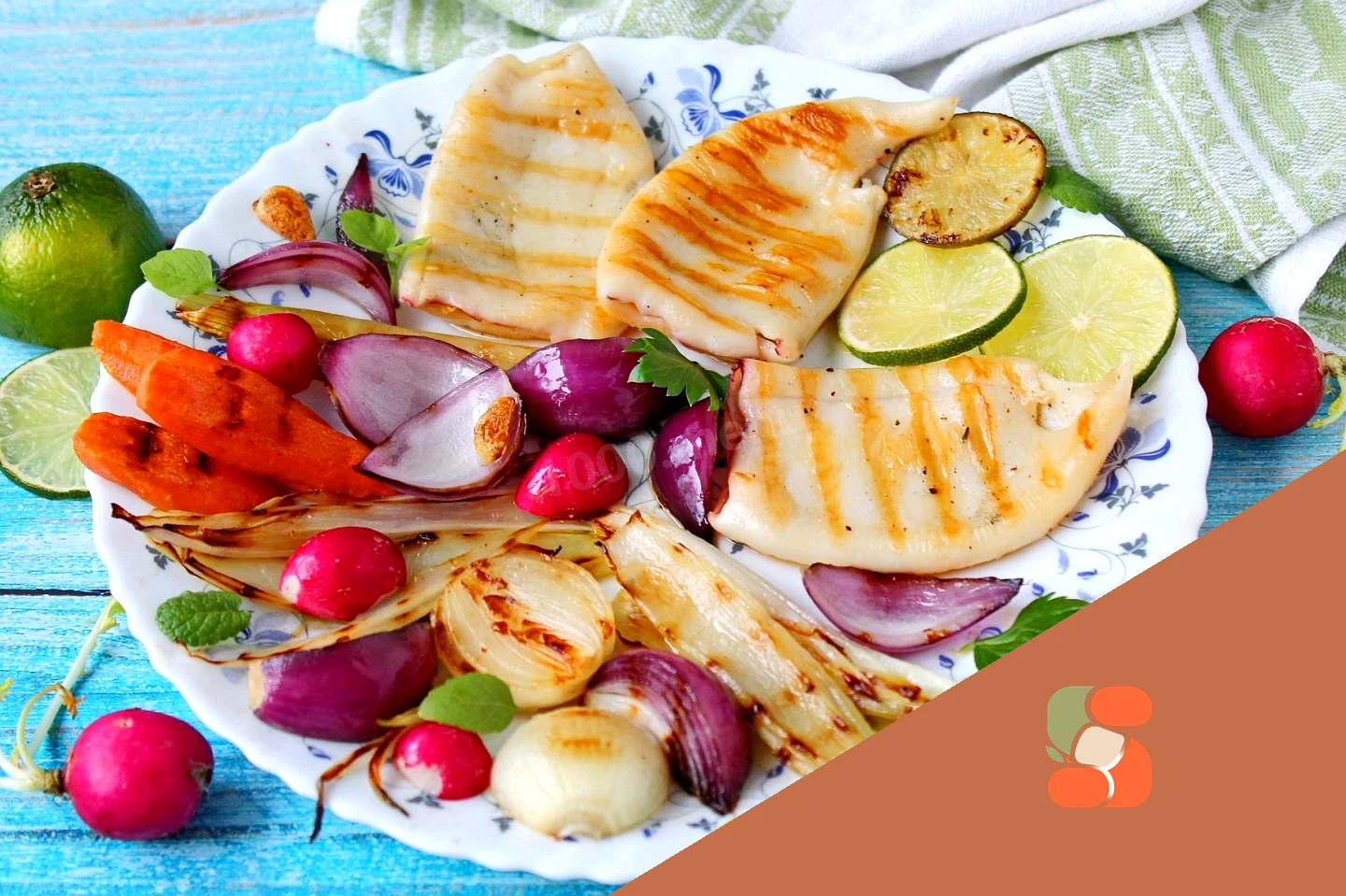 Смажені кальмари на сковороді з цибулею