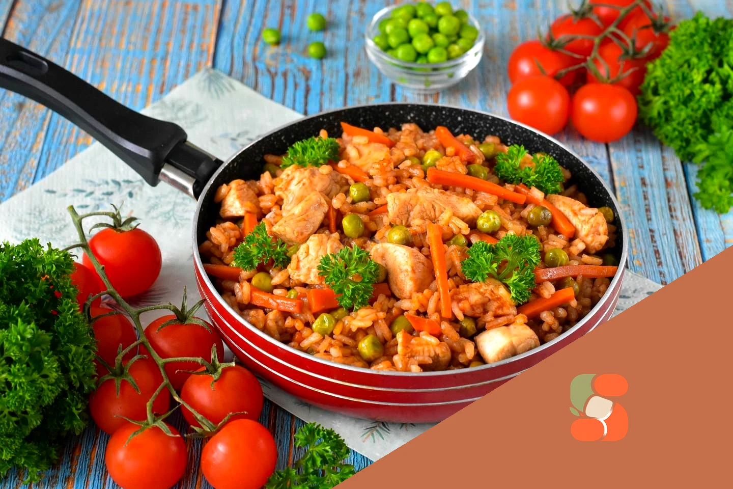 Жареный рис с курицей и овощами