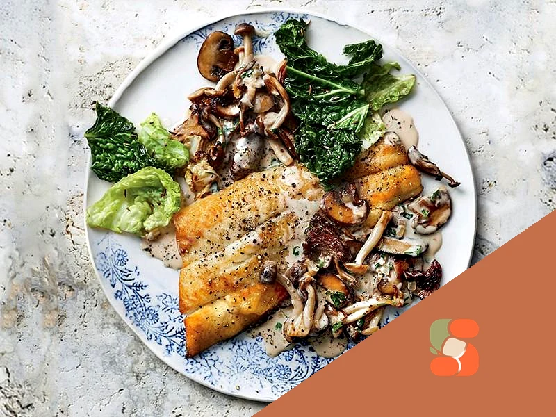 Смажений сиг з грибами в сметані