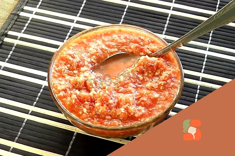 Жгучая закуска из хрена с помидорами и чесноком
