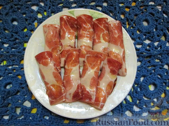 Рулетики з м'ясної нарізки, сиру та фісташок