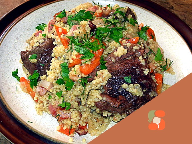 Картопляний салат з цибулею та беконом