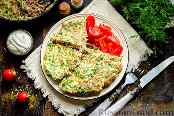 Омлет із гречкою, сметаною та зеленню