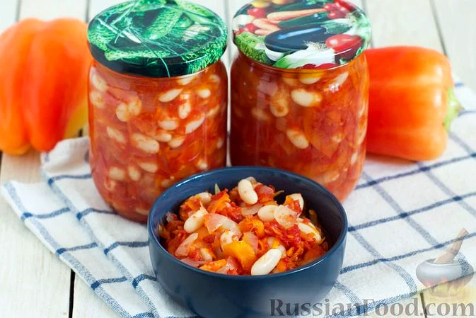 Консервована квасоля з помідорами, солодким перцем, морквою та цибулею
