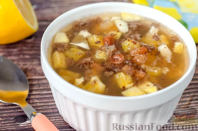 Цитрусова окрошка на світлому пиві, із родзинками та сухариками