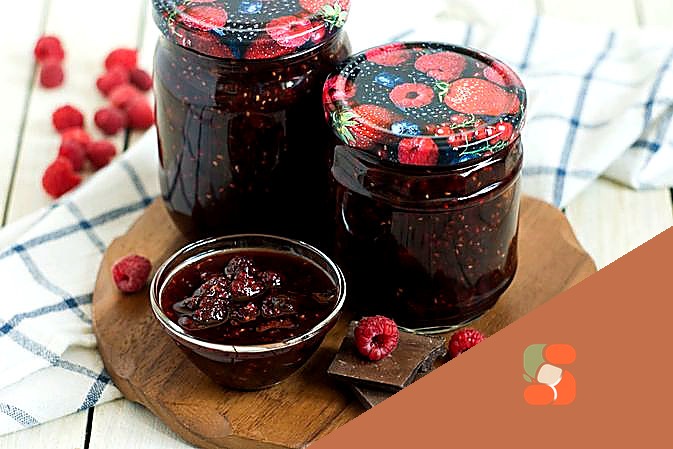 Смажений рис з крабовими паличками, пекінською капустою та яйцем.