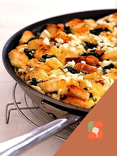 Закусочний буряковий рулет з начинкою з оселедця, вершкового сиру та маринованих огірків