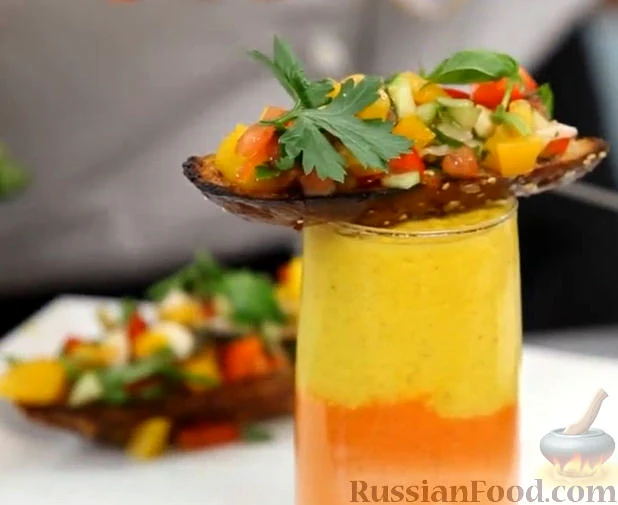 Жовто-червоний гаспачо та брускетта з салатом