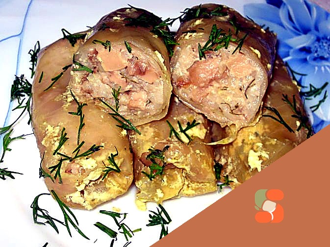 Запечена курка, фарширована булгуром із сухофруктами та горіхами