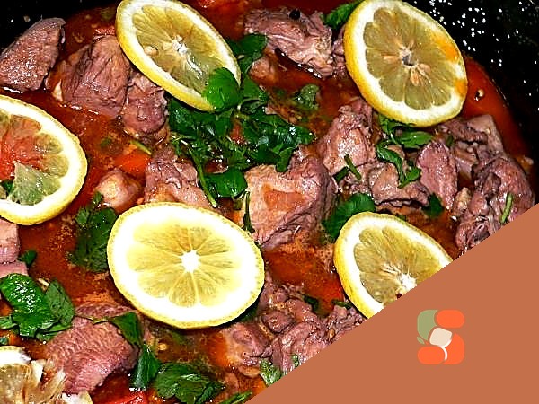 Лінива вівсянка в банку з какао і бананом.