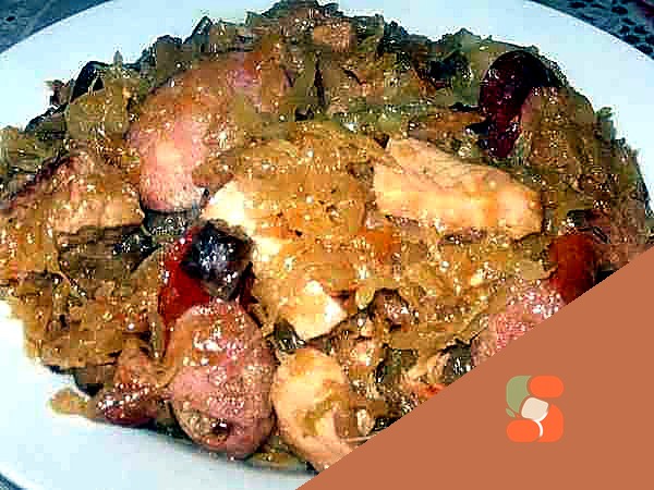 Шпинат зі смаженою цибулею, з горіхово-чесночним соусом