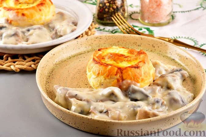 Рулетики з листкового тіста з курячим фаршем, вершково-грибним соусом.
