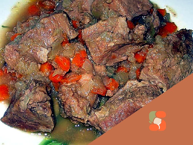 Свинина, тушкована з грушею, гірчицею та медом