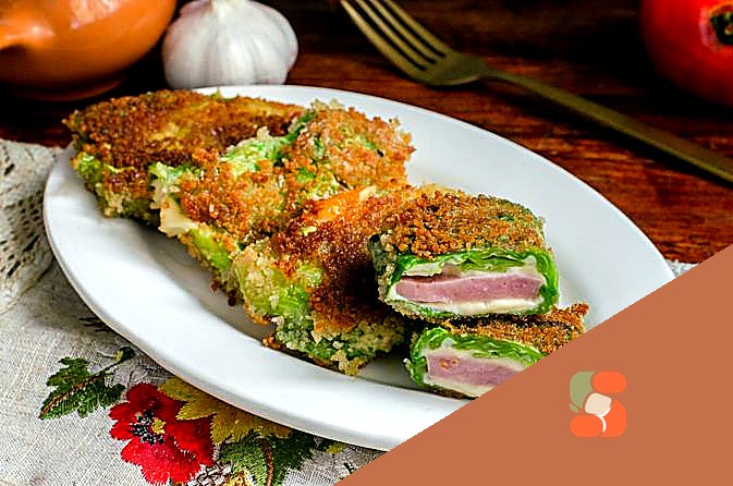 Тришаровий десерт з манної каші з какао та апельсиновим желе.