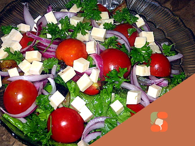 Сирно-шоколадна запіканка з яблуками, родзинками та вівсяними пластівцями.