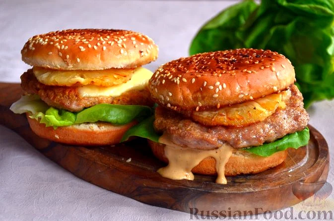 Бургери з ананасом, м'ясною котлетою та медовим соусом