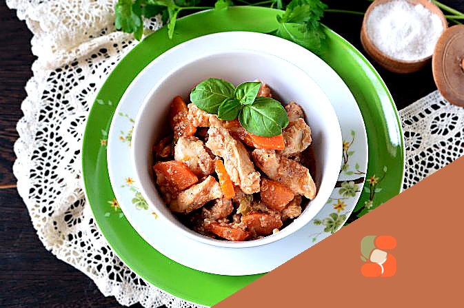 Картопля, запечена з копченою грудинкою, на шпажках